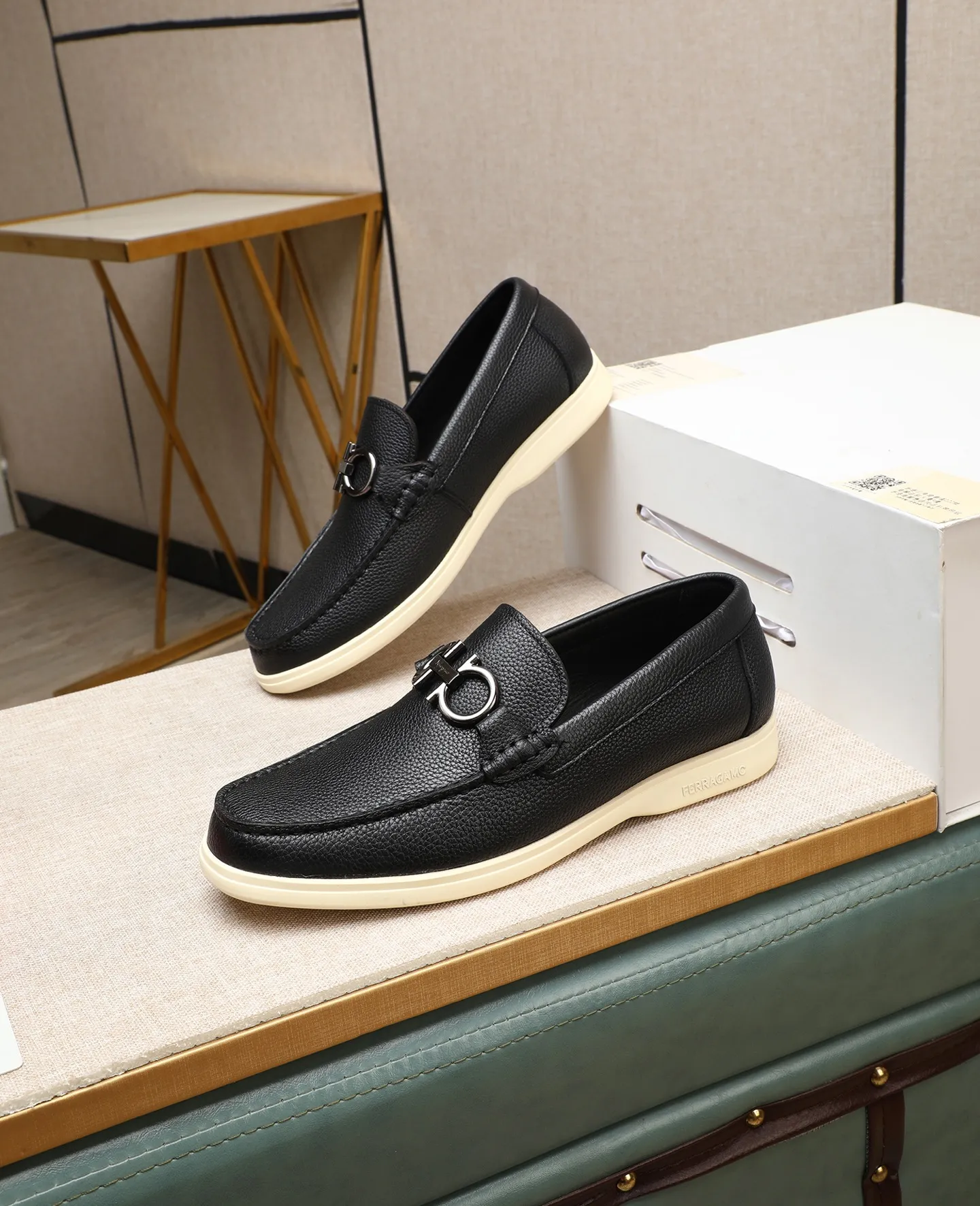 Men's shoes 💰580 📛📛(water-dyed cow lining) Salvatore Ferragamo high-end (Salvatore Ferragamo) is the top international luxury footwear brand. It comes from the fashion kingdom of Italy. It is famous all over the world for its traditional handmade design and novel styles... 🚶🏻🚶🏻New suit shoes are available simultaneously at the counter. This style is purely handmade. The fabric is imported Italian calfskin➕Soft water-dyed cowhide lining. Original authentic outsole🌀🌀Size: 38➖44 (45 46 customized)